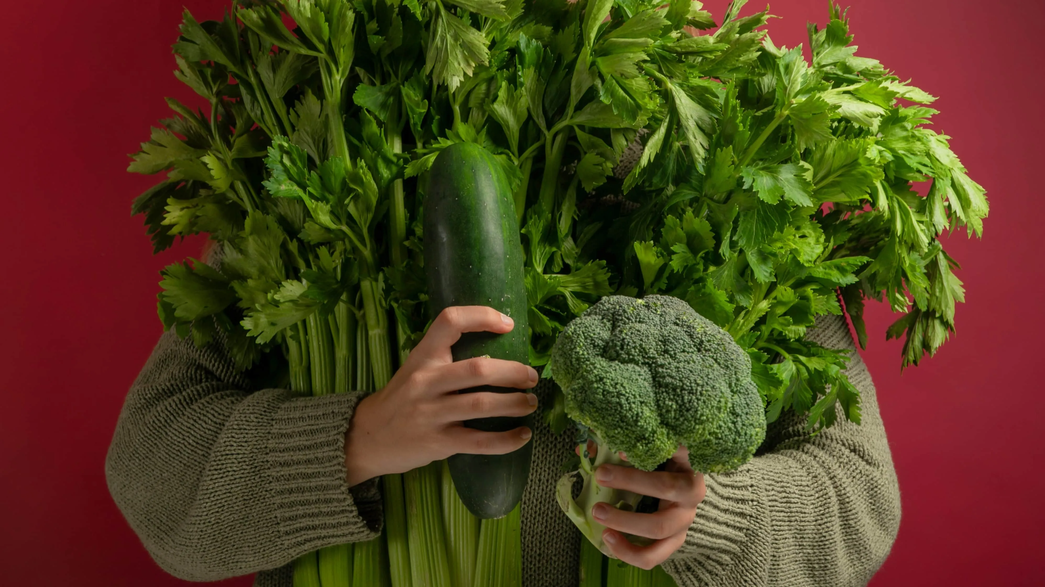 Ogórki, cukinia, koper i limonka na desce.